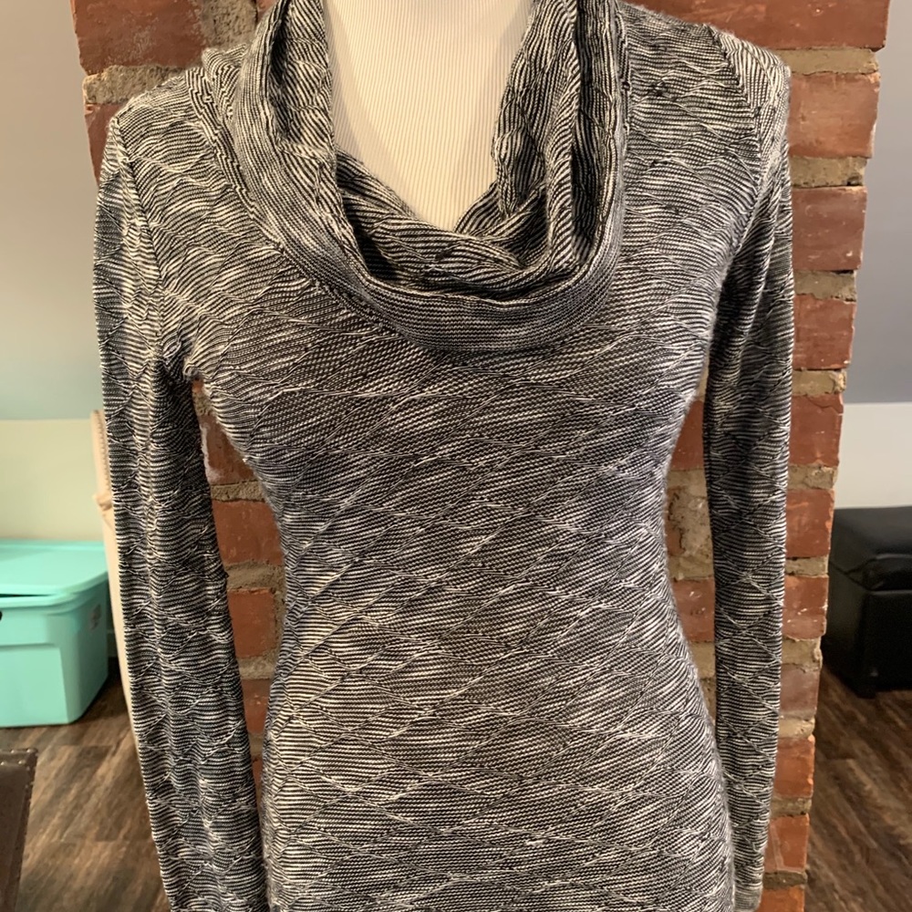 Scoop neck long sleeve